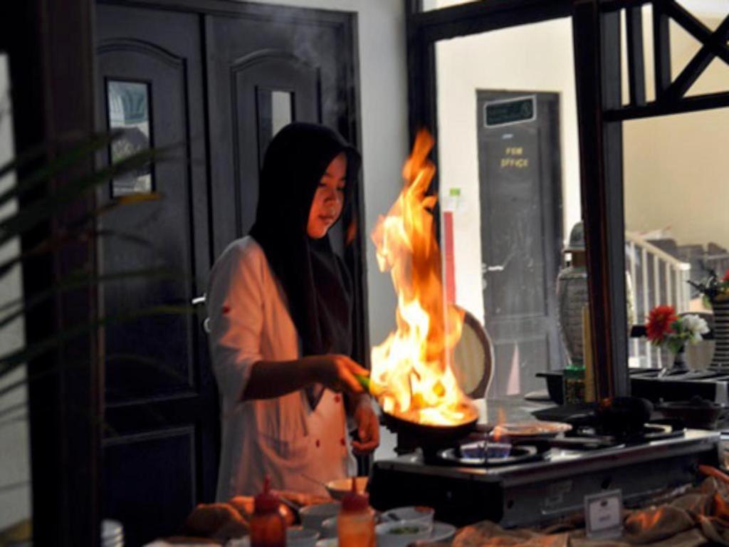 Yusro Hotel Restaurant & Convention Jombang Экстерьер фото