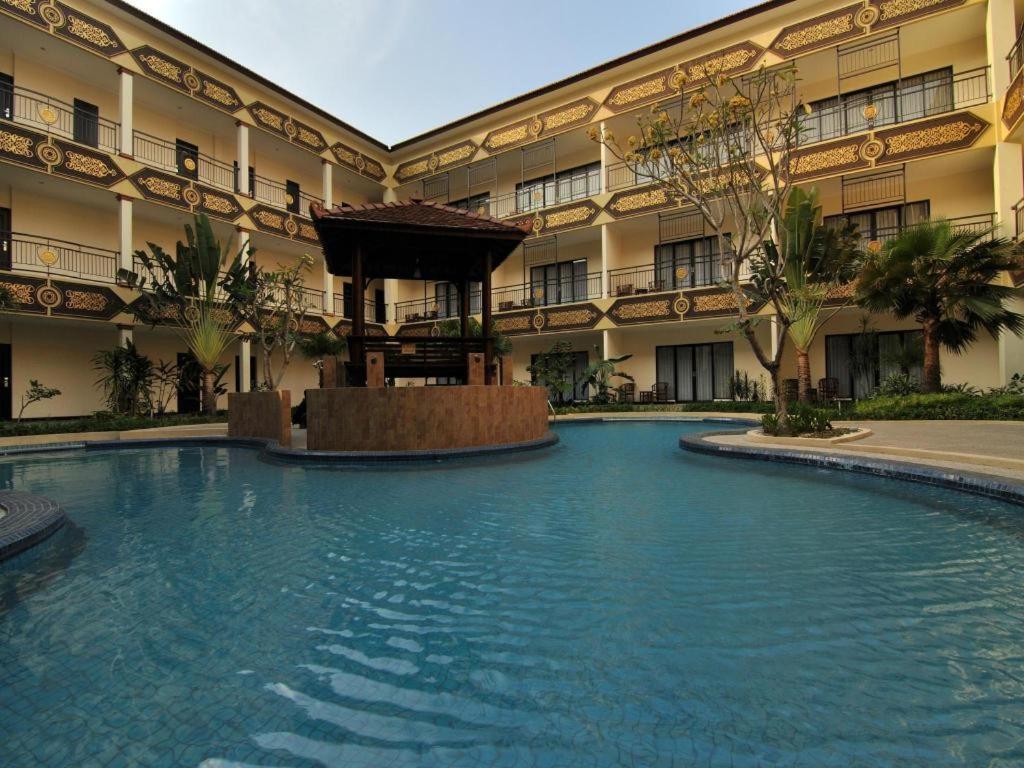 Yusro Hotel Restaurant & Convention Jombang Экстерьер фото