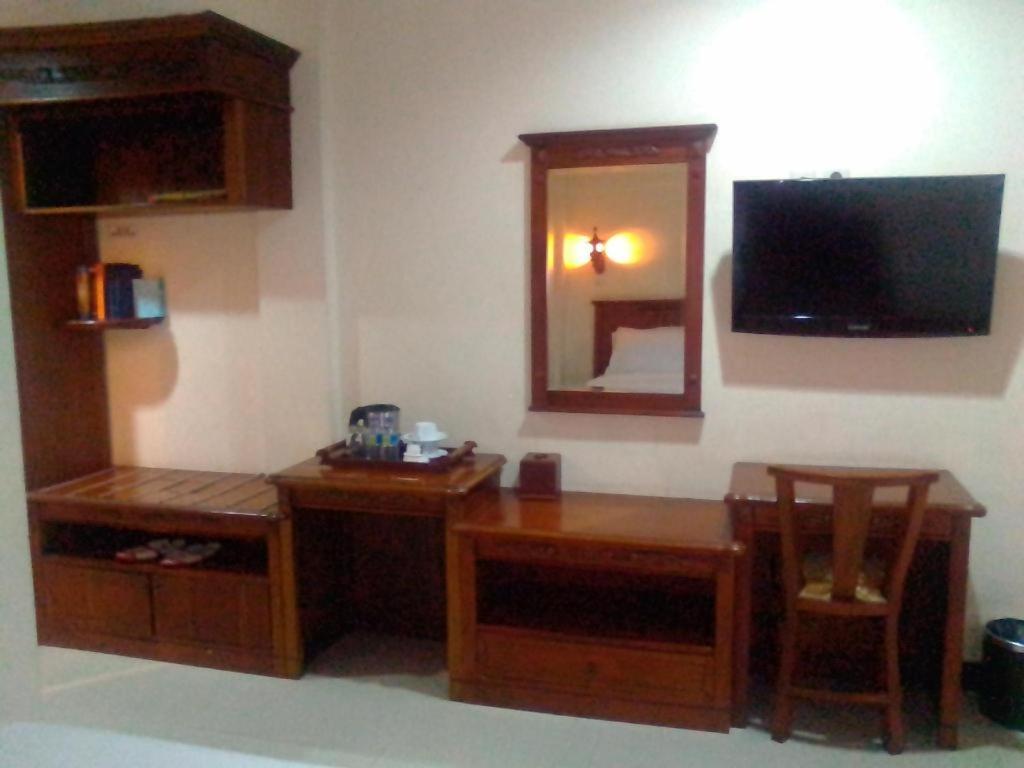 Yusro Hotel Restaurant & Convention Jombang Экстерьер фото