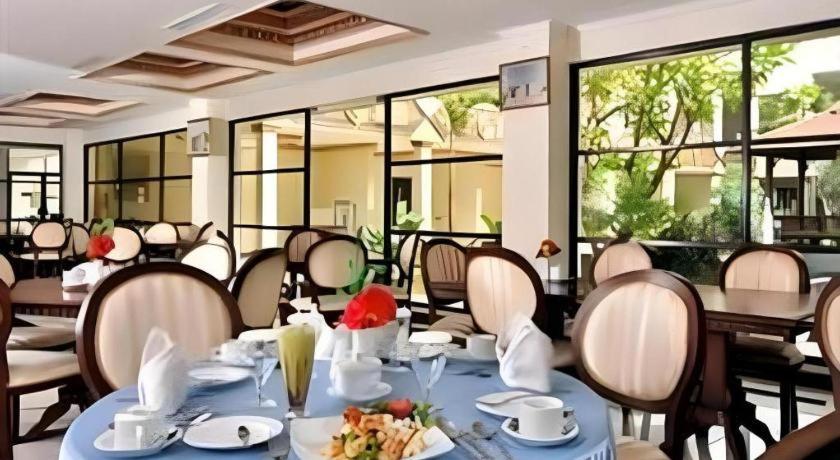 Yusro Hotel Restaurant & Convention Jombang Экстерьер фото